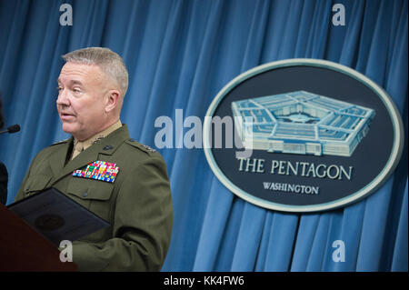 Dana White, die Assistentin des Verteidigungsministers für öffentliche Angelegenheiten, und LT. General Kenneth F. McKenzie, der Joint Staff Director, informieren die Presse am 16. November 2017 im Pentagon in Washington, D.C.. (DOD-Foto von Navy Petty Officer 1. Klasse Dominique A. Pineiro) Stockfoto