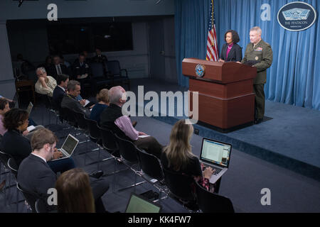 Dana White, die Assistentin des Verteidigungsministers für öffentliche Angelegenheiten, und LT. General Kenneth F. McKenzie, der Joint Staff Director, informieren die Presse am 16. November 2017 im Pentagon in Washington, D.C.. (DOD-Foto von Navy Petty Officer 1. Klasse Dominique A. Pineiro) Stockfoto