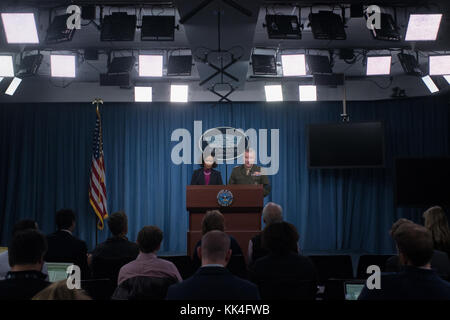 Dana White, die Assistentin des Verteidigungsministers für öffentliche Angelegenheiten, und LT. General Kenneth F. McKenzie, der Joint Staff Director, informieren die Presse am 16. November 2017 im Pentagon in Washington, D.C.. (DOD-Foto von Navy Petty Officer 1. Klasse Dominique A. Pineiro) Stockfoto