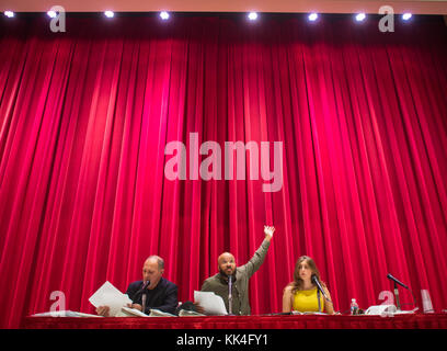 Glenn Davis, Lesen der Teil von Ajax, probt, bevor ein Theater des Krieges die Produktion für leitende Beamte, Soldaten, und ihre Gatten am National War College, Fort Lesley J. McNair, Washington, D.C., 4. Oktober 2017. Theater des Krieges ist ein innovatives Projekt des öffentlichen Gesundheitswesens, die Lesungen der antiken griechischen Krieg spielt als Katalysator für geführte Diskussionen über die Herausforderungen, die sich durch Service Mitglieder, Veteranen konfrontiert, ihren Familien, Betreuern und Gemeinschaften. (DoD Foto von U.S. Army Sgt. James K. McCann) Stockfoto