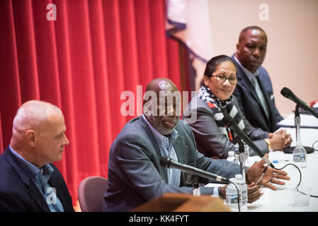 Panel-Mitglieder sprechen über die Auswirkungen von Selbstmord nach einem Theater des Krieges die Produktion für leitende Beamte, Soldaten, und ihre Gatten am National War College, Fort Lesley J. McNair, Washington, D.C., 4. Oktober 2017. Theater des Krieges ist ein innovatives Projekt des öffentlichen Gesundheitswesens, die Lesungen der antiken griechischen Krieg spielt als Katalysator für geführte Diskussionen über die Herausforderungen, die sich durch Service Mitglieder, Veteranen konfrontiert, ihren Familien, Betreuern und Gemeinschaften. (DoD Foto von U.S. Army Sgt. James K. McCann) Stockfoto