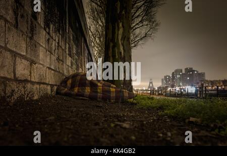 Die Obdachlosen von Paris Monuments - 11/02/2013 - - die Obdachlosen von Paris Monuments - Obdachlose Person, die jahrelang auf dem Boden schläft, am Ufer der seine. Er verlegte seine übliche Schicht, die näher am Fluss war, wegen der winterlichen Überschwemmungen. - Sylvain Leser / Le Pictorium Stockfoto