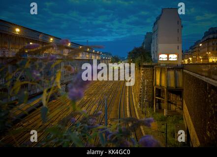 City Life - 10/07/2012 - - City Life - Saint Lazare Bahnhof in der "blauen Stunde". - Sylvain Leser / Le Pictorium Stockfoto