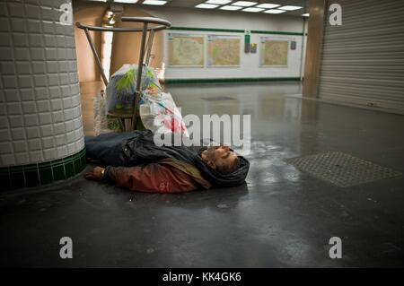 Underground's Misery - 22/07/2012 - - Obdachlose schlafen in der Pariser Metrostation Opera. - und ich dachte, ich sah mehrere Männer an dem Ort, wo ich einen von ihnen sah, den ich Sisyphus nannte - "drei Cent in seiner Tasche an der Dreigroschenoper" - Sylvain Leser / Le Pictorium Stockfoto