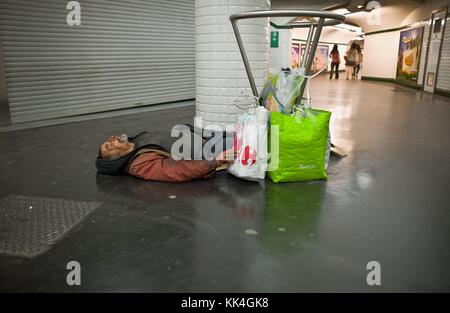 Underground's Misery - 22/07/2012 - - Obdachlose schlafen in der Pariser Metrostation Opera. - und ich dachte, ich sah mehrere Männer an dem Ort, wo ich einen von ihnen sah, den ich Sisyphus nannte - "drei Cent in seiner Tasche an der Dreigroschenoper" - Sylvain Leser / Le Pictorium Stockfoto