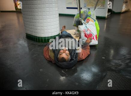 Underground's Misery - 22/07/2012 - - Obdachlose schlafen in der Pariser Metrostation Opera. - und ich dachte, ich sah mehrere Männer an dem Ort, wo ich einen von ihnen sah, den ich Sisyphus nannte - "drei Cent in seiner Tasche an der Dreigroschenoper" - Sylvain Leser / Le Pictorium Stockfoto