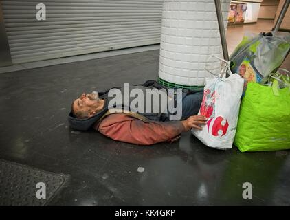 Underground's Misery - 22/07/2012 - - Obdachlose schlafen in der Pariser Metrostation Opera. - und ich dachte, ich sah mehrere Männer an dem Ort, wo ich einen von ihnen sah, den ich Sisyphus nannte - "drei Cent in seiner Tasche an der Dreigroschenoper" - Sylvain Leser / Le Pictorium Stockfoto