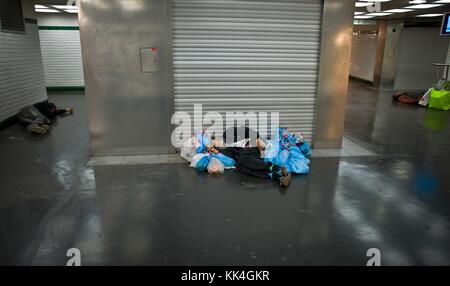 Underground's Misery - 22/07/2012 - - Obdachlose schlafen in der Pariser Metrostation Opera. - und ich dachte, ich sah mehrere Männer an dem Ort, wo ich einen von ihnen sah, den ich Sisyphus nannte - "drei Cent in seiner Tasche an der Dreigroschenoper" - Sylvain Leser / Le Pictorium Stockfoto