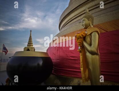 Buddhismus in Thailand - 22/11/2008 - - Buddhismus in Thailand - der Tempel des goldenen Berges ist ein buddhistischer Tempel in Bangkok, Thailand. Der Tempel des goldenen Berges ist als Wat Saket bekannt. Der Tempel des goldenen Berges ist auf einem künstlichen Hügel 75 Meter namens Phu Khao Thong, was bedeutet, "Goldberg" in Thai gebaut. Dieser Tempel enthält ein Gold Buddha Relikt aus Indien im Jahr 1898. Dieses Relikt Buddhas wurde später 2009 Frankreich anvertraut und befindet sich heute in der Pagode de Vincennes in Paris. - Sylvain Leser / Le Pictorium Stockfoto