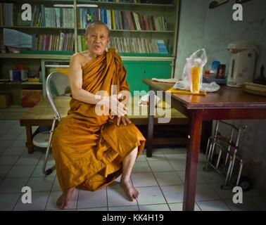 Buddhistische Mönche in Thailand - 23/11/2008 - - Buddhistische Mönche in Thailand - Alte buddhistische Mönche und Begrüßung in einem Tempel in Bangkok - Sylvain Leser / Le Pictorium Stockfoto