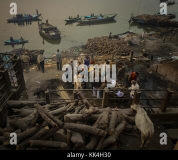 Manikarnika Einäscherung in Varanasi - 28/11/2009 - Indien / Uttar Pradesh / Benares - Vorbereitung einer Beerdigung Scheiterhaufen. Manikarnika Ghat ist einer der Ghats in Varanasi und ist am meisten bekannt als ein Ort der Hindu-Kremation. - Sylvain Leser / Le Pictorium Stockfoto