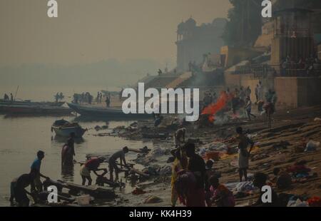 Varanasi (Benares) wo Menschen sterben - 28/11/2009 - Indien / Uttar Pradesh / Benares - Manikarnika Ghat ist einer der Ghats in Varanasi und ist am meisten bekannt als ein Ort der Hindu-Kremation. - Sylvain Leser / Le Pictorium Stockfoto