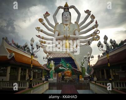 Wat Plai Laem, Thailand Buddha Images - 19/12/2009 - - Wat Plai Laem, Thailand Buddha Images - Wat Plai Laem liegt im Norden von Samui an der Straße 4171 von Big Buddha nach Choeng Mon Beach. Der Tempel ist berühmt für die Hunderte von großen Fischen, die ihr Leben im See des Tempels genießen und darauf warten, gefüttert zu werden (Nahrung für die Fische ist im Tempel für eine kleine Spende von 10 Baht pro Packung erhältlich). Wat Plai Laem ist einer der buntesten Tempel auf Samui und verfügt über eine 18 Arme starke Buddha-Statue in der Mitte des Sees. - Sylvain Leser / Le Pictorium Stockfoto