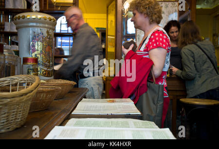 Die patientele des herbalist Shop, machte seinen freien therapeuthique Wahl. Gnade (Gunst) das personalisierte, warm und herzlich willkommen (Empfang). - 04/10/2011 - Frankreich/Ile-de-France (Region) / Paris - die Patienten des herbalist Shop sind viele und Gläubigen (Stammkunden), sie emittieren (totale) ihr Problem am besten zu richten. - Sylvain Leser/le pictorium Stockfoto