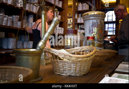 Die patientele des herbalist Shop, machte seinen freien therapeuthique Wahl. Gnade (Gunst) das personalisierte, warm und herzlich willkommen (Empfang). - 04/10/2011 - Frankreich/Ile-de-France (Region) / Paris - marjorie Information ein Benutzer - Sylvain Leser/le pictorium Stockfoto