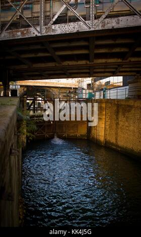 Unter der Brücke - 22/10/2012 - - unter der Brücke - die Schleuse, Port de l'Arsenal in Paris, verbindet den Kanal Saint-Martin in der seine, zwischen dem Kai und Rapee Place de la Bastille. Es war einmal eine Hafenfracht hat sich seit 1983 eine Marina. Es ist Teil - Sylvain Leser / Le Pictorium Stockfoto