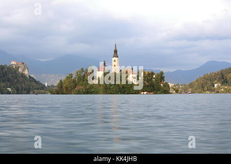 Kondensstreifen am blauen Himmel Stockfoto