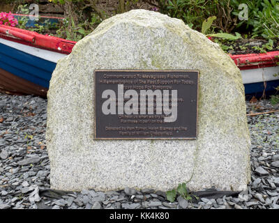 Gedenktafel und Stein für Fischer, Mevagissey Mevagissey, Cornwall, England, Großbritannien. Stockfoto