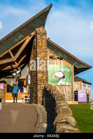 Scottish Seabird Centre, North Berwick, East Lothian, Schottland, Großbritannien, von Simpson und Braun Architekten entworfen, mit der Person, und blauer Himmel Stockfoto