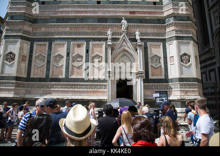 Italienischen Gotik Campanile di Giotto (von Giotto) der italienischen gotischen Kathedrale Santa Maria del Fiore (Florenz Kathedrale der Heiligen Maria des Stockfoto