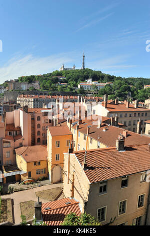 Lyon (Frankreich): Dachterrasse mit Blick auf den Stadtteil Croix Rousse im Vordergrund und der Basilika Notre-Dame de Fourviere in der Distanc Stockfoto