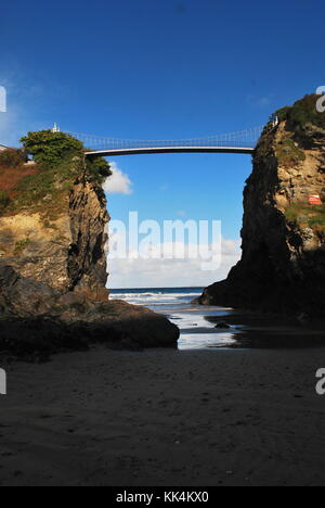 Newquay, Cornwall, Großbritannien. 27. Juni 2017. Eine ungewöhnliche Aussicht auf die Insel und Hängebrücke auf den Towan Strand in Newquay in Cornwall. Stockfoto