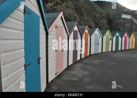 Eine Reihe von bunten Badekabinen in Newquay, Cornwall, Großbritannien Stockfoto
