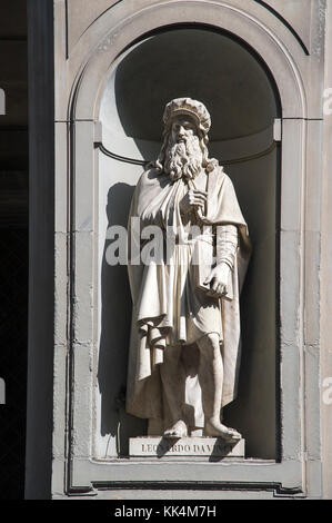 Leonardo da Vinci Statue in der Galleria degli Uffizi im historischen Zentrum von Firenze aufgeführt sind Weltkulturerbe der UNESCO. Florenz, Toskana, Italien. 29. August 20. Stockfoto