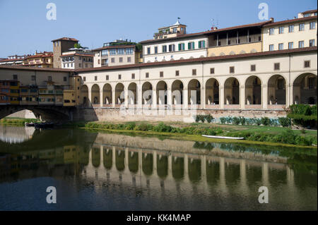 Corridoio Vasariano (Vasari Korridor) und die Galleria degli Uffizi im historischen Zentrum von Firenze Weltkulturerbe der UNESCO aufgeführt. Florenz, Toskana, Italien Stockfoto