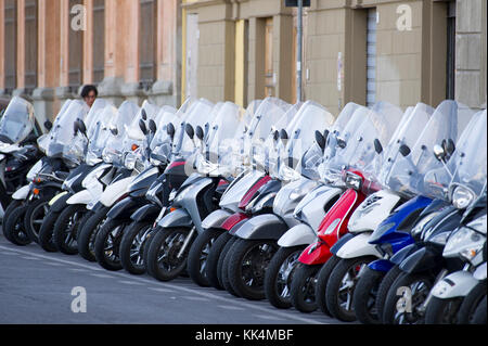 Motorroller Parkplatz im historischen Zentrum von Firenze aufgeführt sind Weltkulturerbe der UNESCO. Florenz, Toskana, Italien. 29. August 2017 © wojciech Strozyk/ Stockfoto