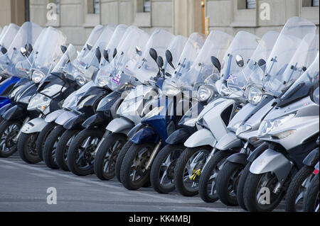 Motorroller Parkplatz im historischen Zentrum von Firenze aufgeführt sind Weltkulturerbe der UNESCO. Florenz, Toskana, Italien. 29. August 2017 © wojciech Strozyk/ Stockfoto