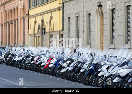 Motorroller Parkplatz im historischen Zentrum von Firenze aufgeführt sind Weltkulturerbe der UNESCO. Florenz, Toskana, Italien. 29. August 2017 © wojciech Strozyk/ Stockfoto