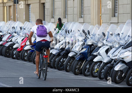 Motorroller Parkplatz im historischen Zentrum von Firenze aufgeführt sind Weltkulturerbe der UNESCO. Florenz, Toskana, Italien. 29. August 2017 © wojciech Strozyk/ Stockfoto