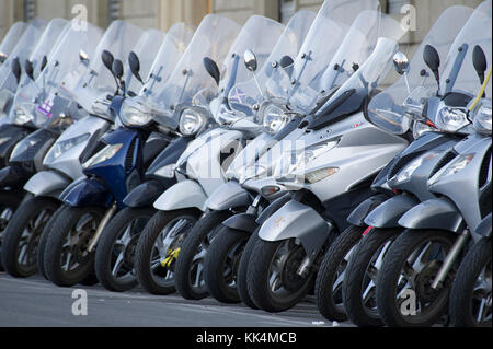 Motorroller Parkplatz im historischen Zentrum von Firenze aufgeführt sind Weltkulturerbe der UNESCO. Florenz, Toskana, Italien. 29. August 2017 © wojciech Strozyk/ Stockfoto