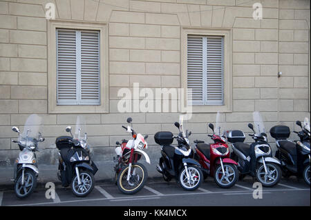 Motorroller Parkplatz im historischen Zentrum von Firenze aufgeführt sind Weltkulturerbe der UNESCO. Florenz, Toskana, Italien. 29. August 2017 © wojciech Strozyk/ Stockfoto