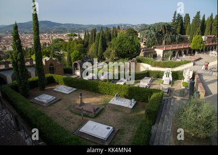 Cimitero delle Porte Sante vor der Basilika San Miniato al Monte (Basilika des Heiligen Minias auf dem Berg) in Florenz, Toskana, Italien. 29 Augus Stockfoto