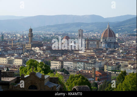 Cimitero delle Porte Sante vor der Basilika San Miniato al Monte (Basilika des Heiligen Minias auf dem Berg) und Palazzo Vecchio (Alte Rathaus), Stockfoto