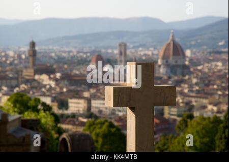 Cimitero delle Porte Sante vor der Basilika San Miniato al Monte (Basilika des Heiligen Minias auf dem Berg) und Palazzo Vecchio (Alte Rathaus), Stockfoto