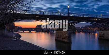 Sonnenaufgang auf der Seine mit Pont des Arts und Pont Neuf. Ile de la Cite, 1. Arrondissement, Paris, Frankreich Stockfoto