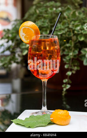 Italien. Ligurien. Der Nationalpark der Cinque Terre UNESCO-Weltkulturerbe. Aperol Spritz. Eine sehr beliebte Aperitif in Venedig Stockfoto