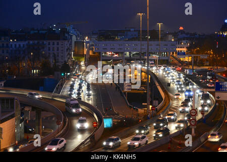 Lyon (Frankreich): Stau von Süden nach Norden auf der A7 Autobahn Hotel am Eingang des Fourviere Tunnel. 5:30 pm *** Lokale Captio Stockfoto