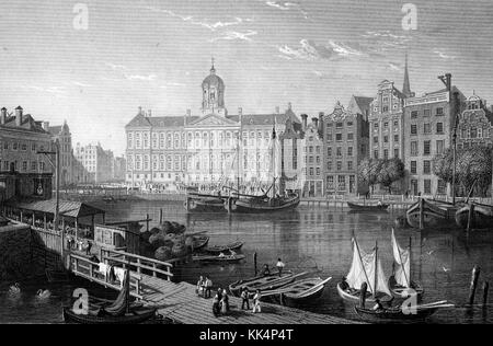 Eine Ätzung aus einem Gemälde von Amsterdam mit dem Königspalast von Amsterdam und der Umgebung der Stadt. Der Palast wurde ursprünglich als Rathaus erbaut. Er wurde von Louis Napoleon nach seiner Ernennung zum König in einen Palast umgewandelt, er war der Bruder von Napolean Bonaparte, Andere mehrstöckige Ziegel- und Steinbauten sind im Bereich des Palastes und rund um den Kanal zu sehen, Boote können auf dem Wasser gesehen werden, während Menschen entlang eines langen hölzernen Docks, Amsterdam, Niederlande, 1800 laufen. Aus der New York Public Library. Stockfoto