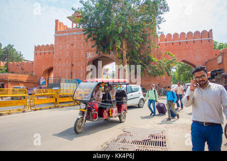 Delhi, Indien - 19. September 2017: in der Nähe von Touristen mit seinem Handy, während andere touristische Durchführung ihrer laugage, während eine autorikscha Rot ist in den Straßen von paharganj in Delhi in Indien Stockfoto