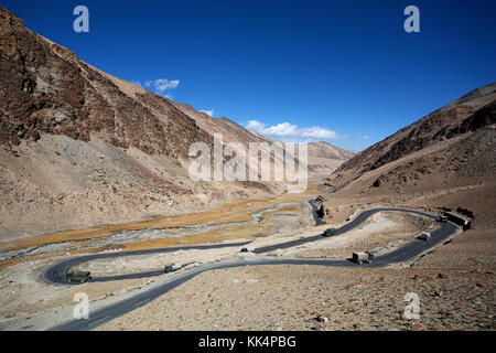 Ein Konvoi von militärischen Fahrzeugen auf Twisted Road, Tanglang La Pass, Ladakh, Jammu und Kaschmir, Indien. Stockfoto