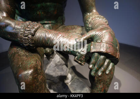 Alte römische Boxhandschuhe, trägt seinen Caestus, eine Art Leder Handwickel. Stockfoto