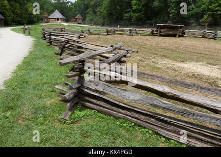 Ein Beispiel von Split rail Fencing (verwendeten Tiere in einem Bereich zu halten), auf der Pionier Farm, Mount Vernon Estate, Alexandria, Virginia. Stockfoto