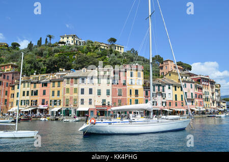 Italien, Ligurien: Portofino. Segelboote im Hafen des kleinen Dorfes mit bunten Häusern geschützt in einer Bucht Stockfoto