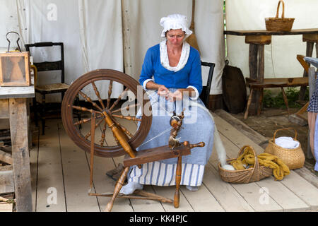 Nahaufnahme von einer Frau, die Garne aus Wolle auf einem Fuß Spinnrad auf dem Mount Vernon Estate, Virginia, United States. Stockfoto