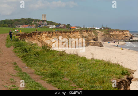 Studenten vermessen die Erosion der Klippen am happisburgh, Norfolk, England, Großbritannien Stockfoto