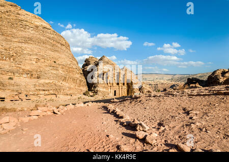 Landschaft mit Blick auf das Kloster (Ad Deir el Deir) das monumentale Gebäude geschnitzt aus Stein in die antike nabatäische Stadt Petra Stockfoto